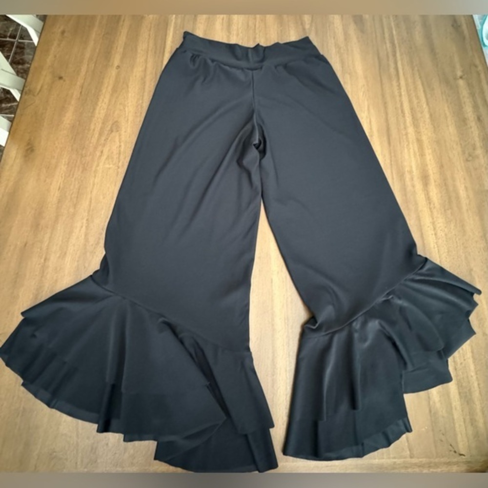 Kaiya Designs Black Cropped Pants Size Small